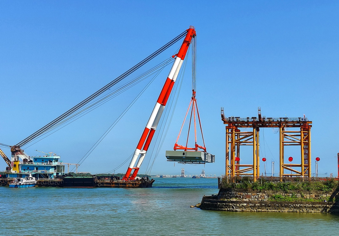 4月10日拍攝的南中高速洪奇門特大橋主橋吊裝架設首片鋼箱梁施工現場。
