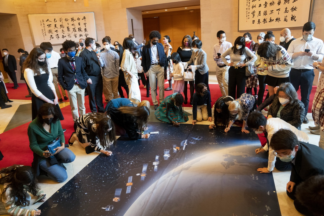 4月9日，美國學生在位於華盛頓的中國駐美國大使館舉行“天宮問答”活動前簽名留言。