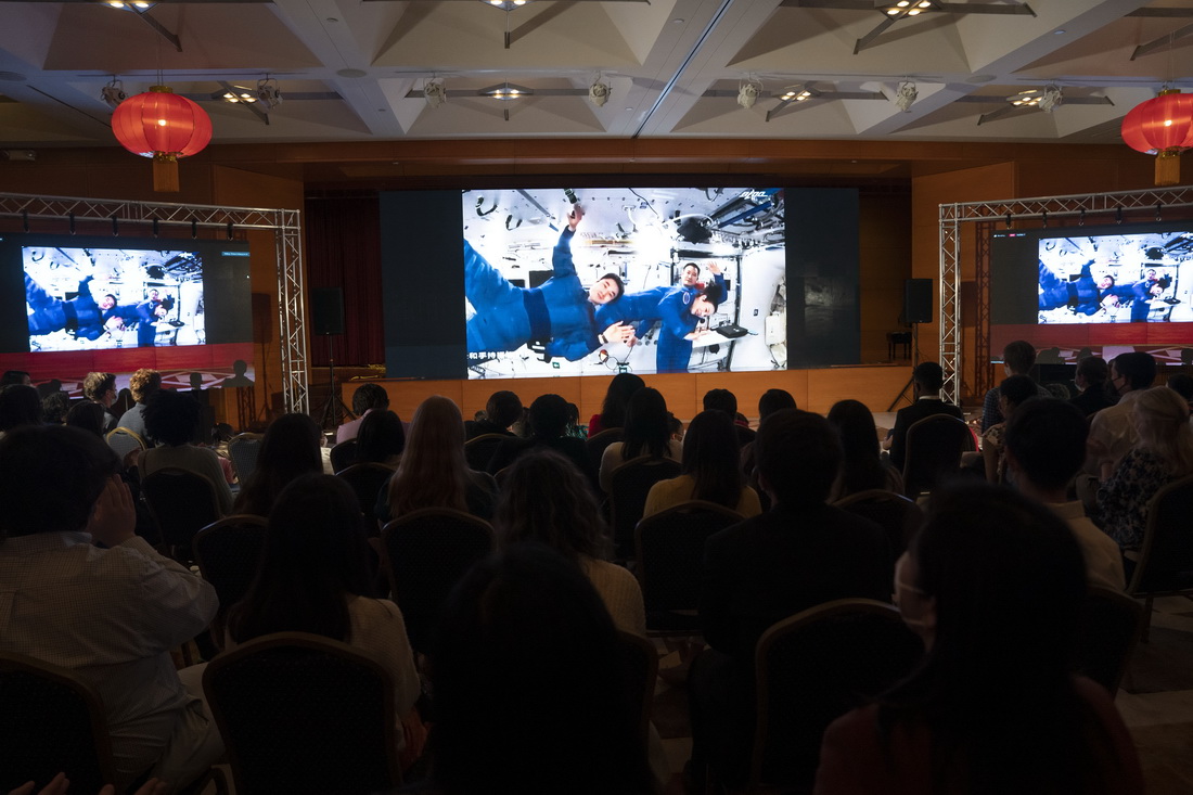 4月9日，在位於華盛頓的中國駐美國大使館，航天員翟志剛、王亞平、葉光富在“天宮問答”活動上向觀眾致意。