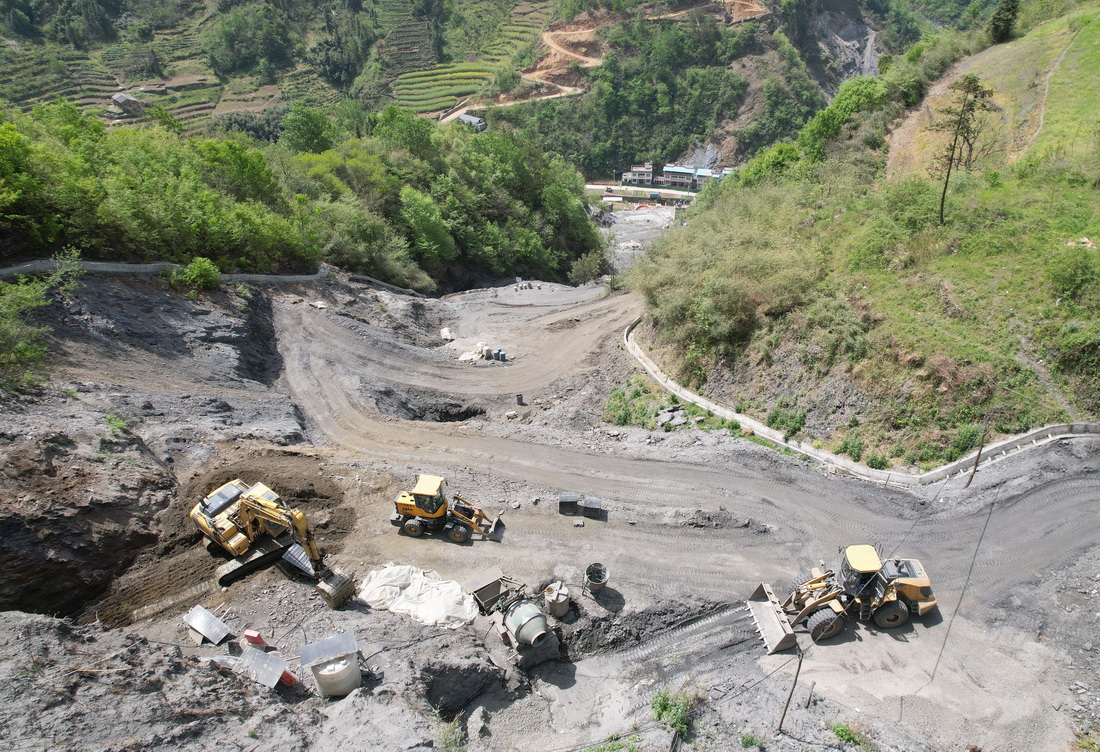 白河縣卡子鎮鳳凰村一處廢棄硫鐵礦污染治理施工現場（4月9日攝，無人機照片）。