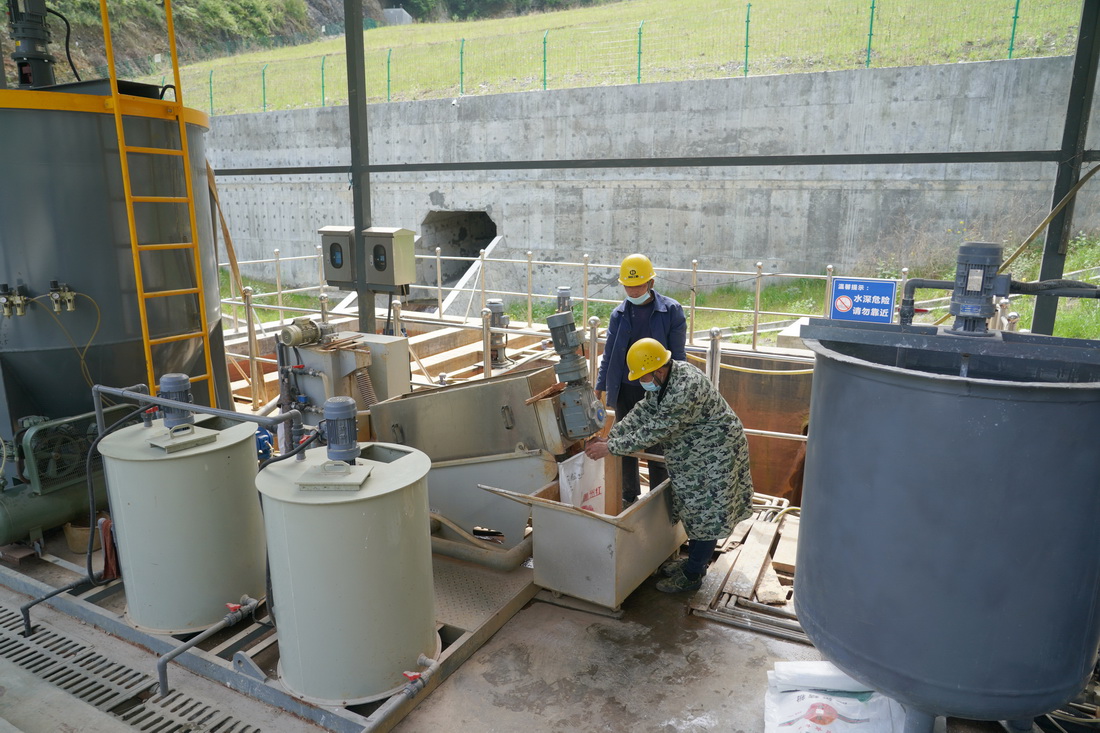 4月9日，工作人員在白河縣裡端溝（二期）重金屬污染綜合整治工程項目污水處理站內清淤。