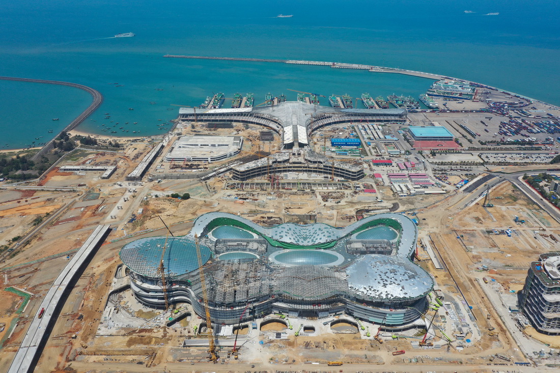 4月10日拍攝的海口國際免稅城項目施工現場（無人機照片）。