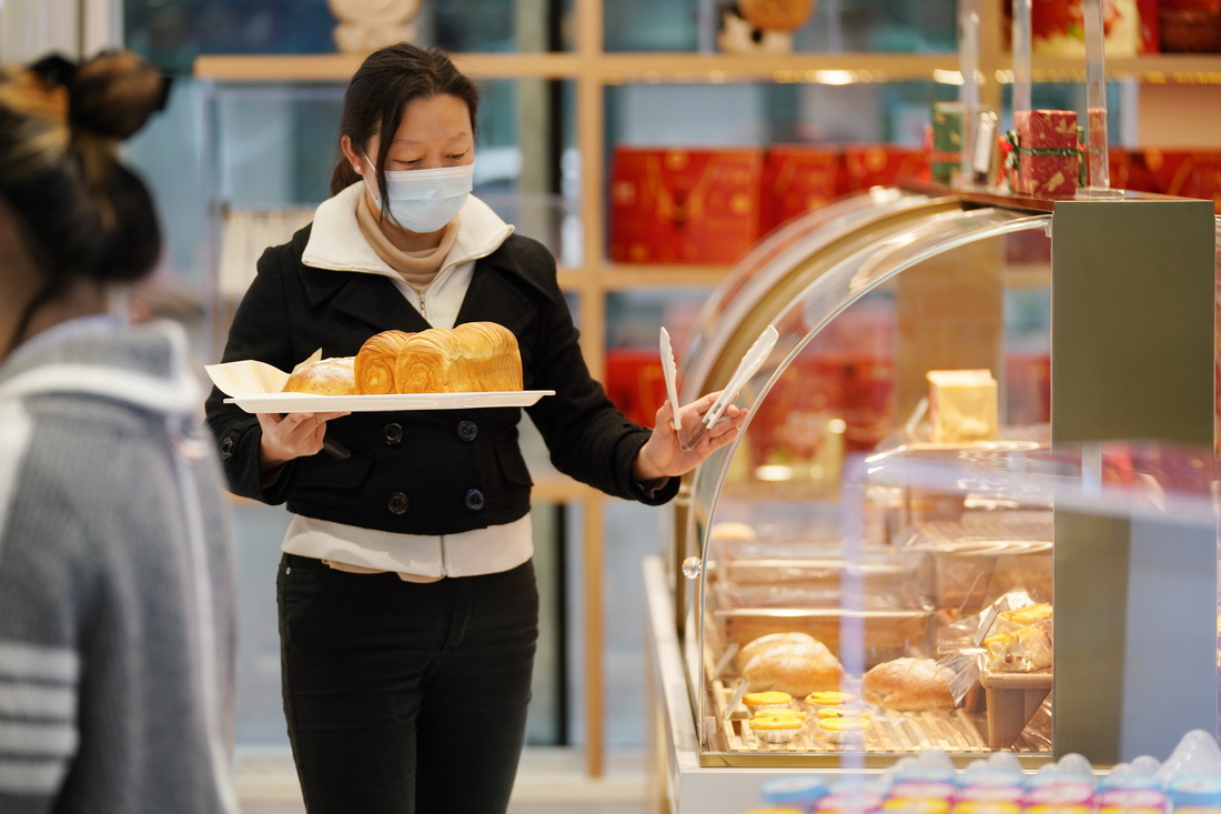 4月11日，市民在哈爾濱市香坊區一百貨商場內購物。新華社記者 王建威 攝