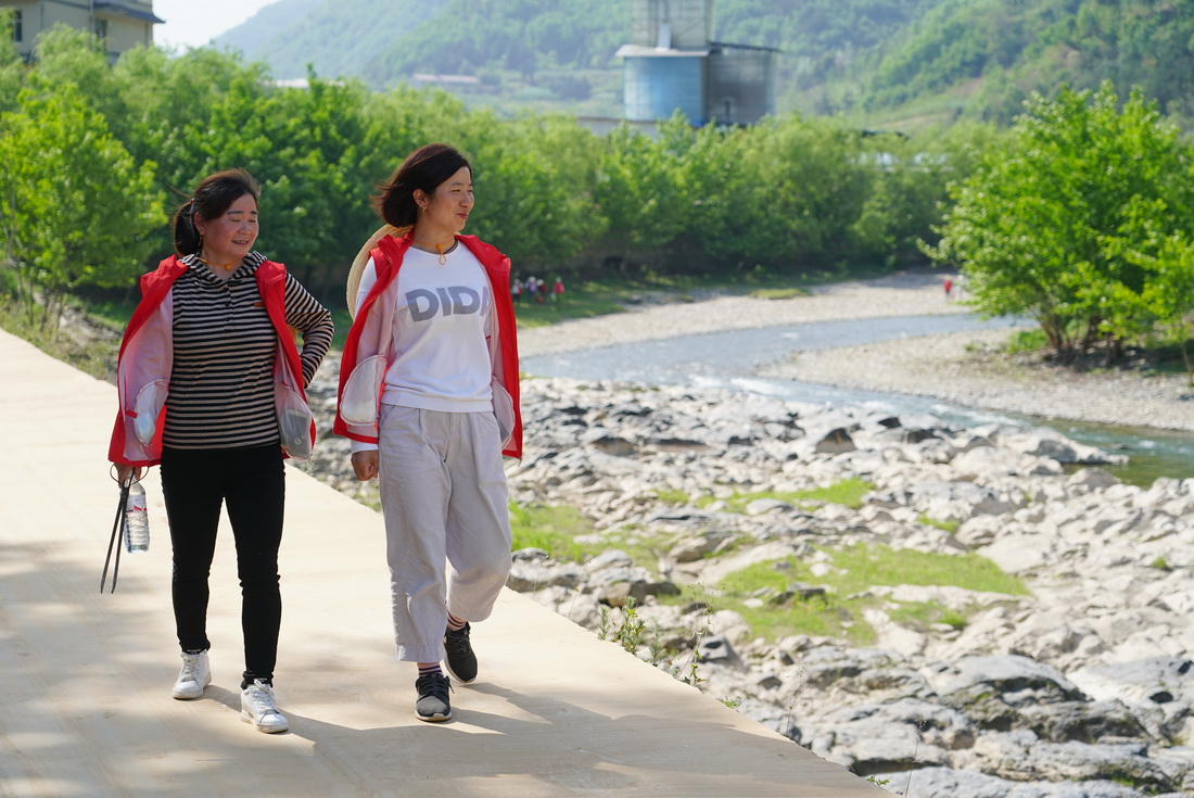 4月10日，女子志願護河隊隊員在陝西旬陽市雙河鎮高坪社區河岸邊巡查。新華社記者 邵瑞 攝