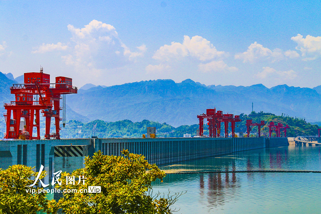 2022年4月10日，三峽大壩橫臥長江，與附近的山水融為一體，構成一幅山水畫。