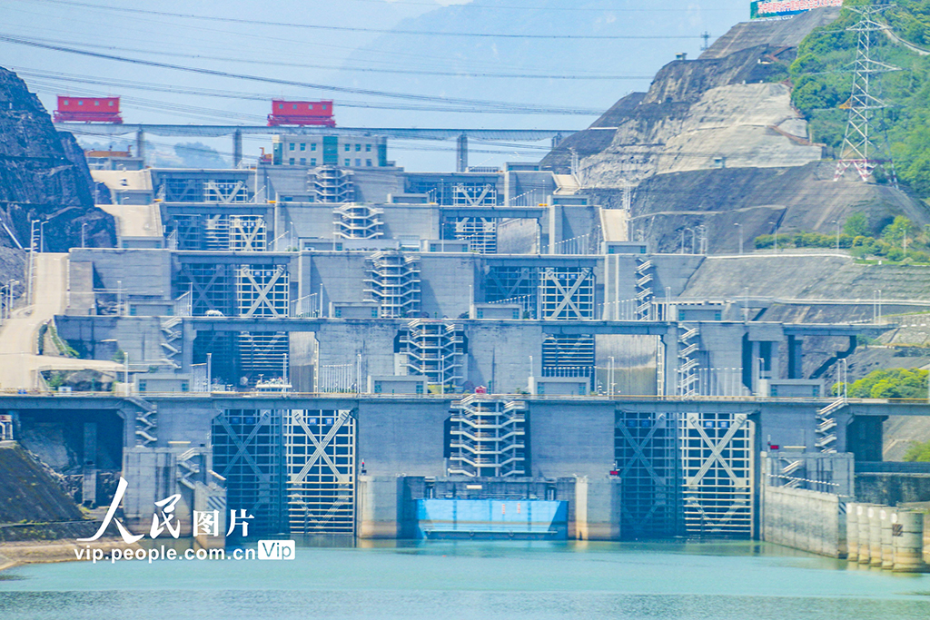2022年4月10日，在三峽大壩旅游區拍攝的三峽雙線五級船閘。