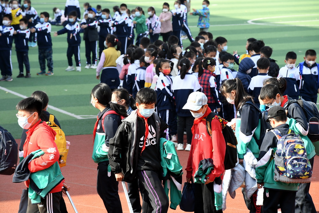 4月11日，青島樺川路小學學生放學后准備離校。