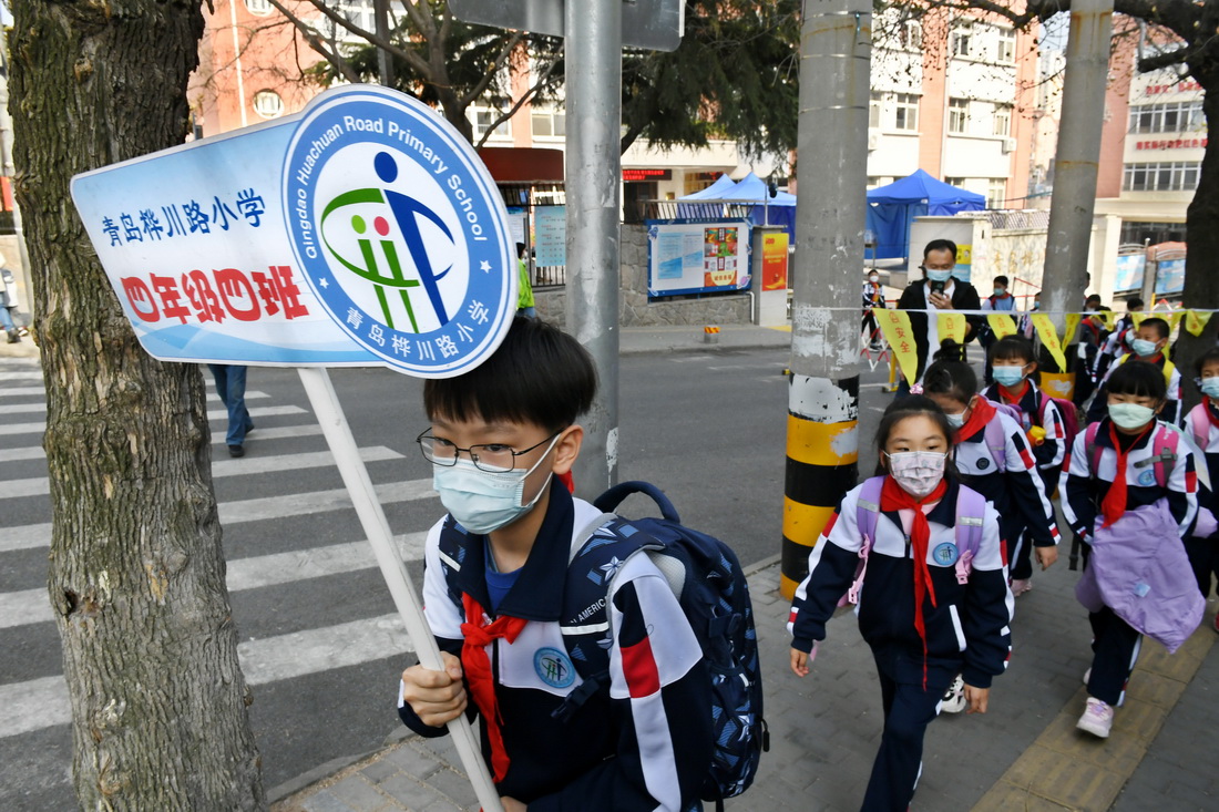 4月11日，青島樺川路小學學生放學后排隊離校。