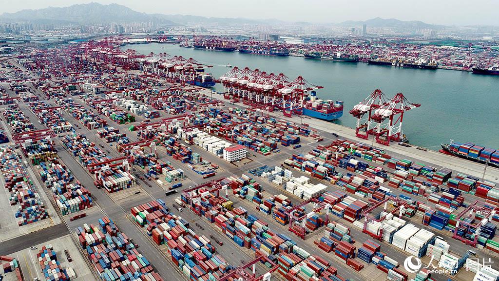 4月13日，在山东港口青岛港前湾集装箱码头，数艘货轮靠港作业。