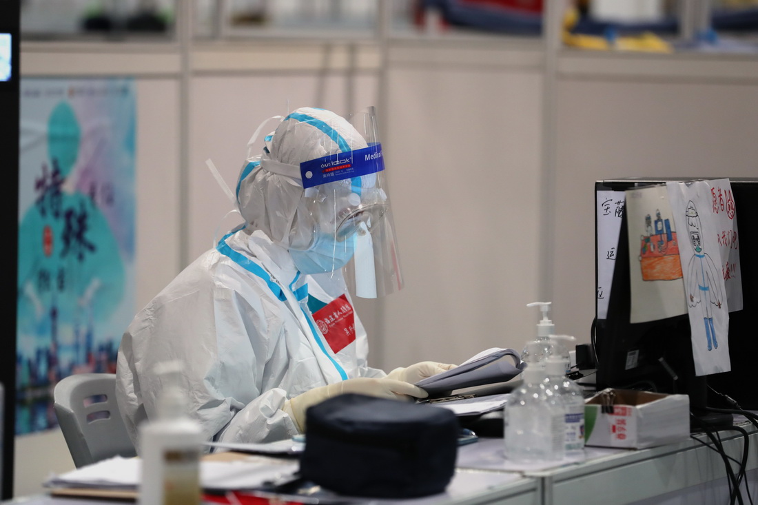 4月11日，世博展览中心方舱医院的医务人员在工作。