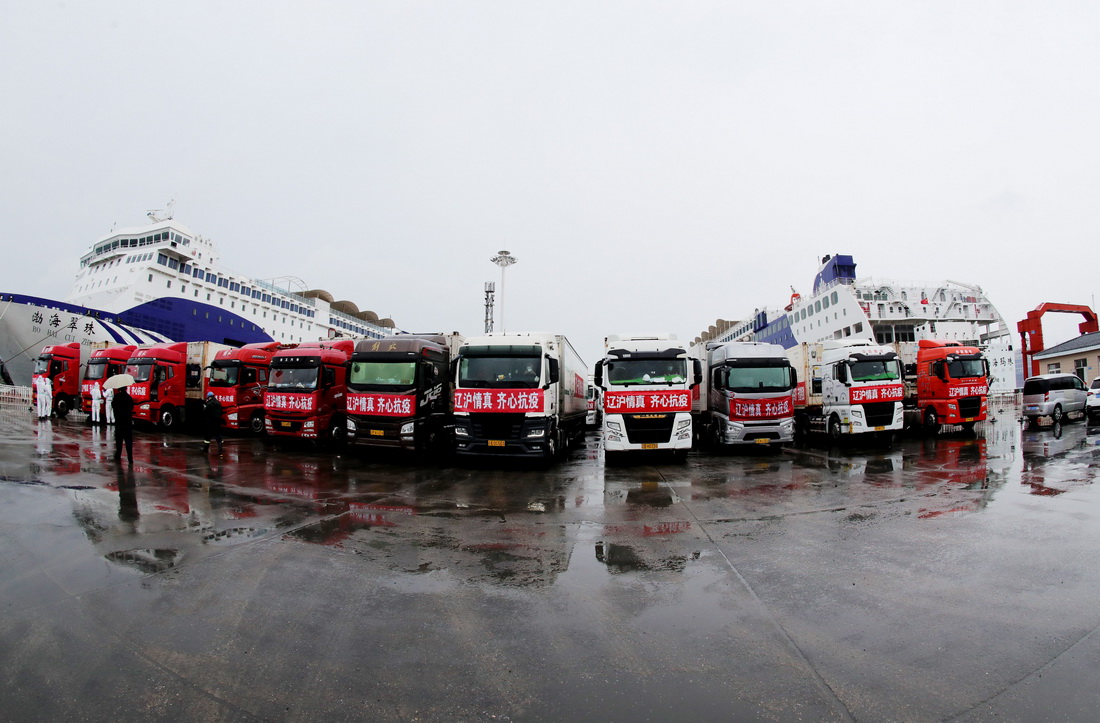 4月12日，裝有馳援上海物資的車輛在大連港裝船起運。