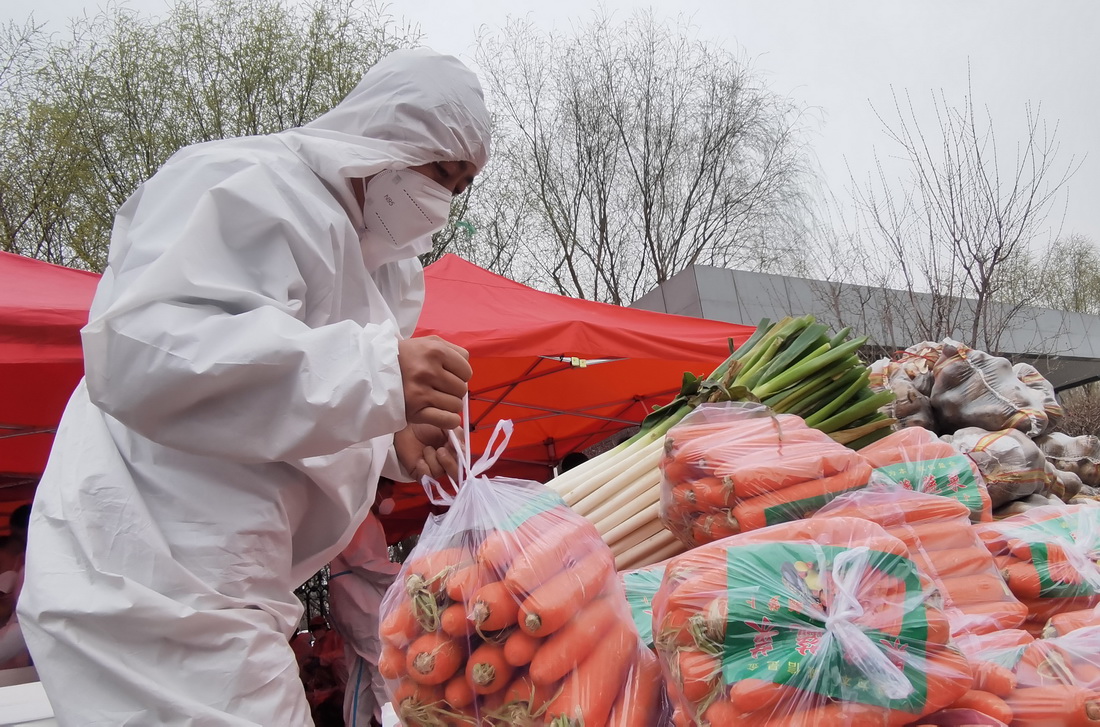 4月11日，在中國供銷農產品（沈陽）集配中心，沈撫改革創新示范區志願者在分揀蔬菜。
