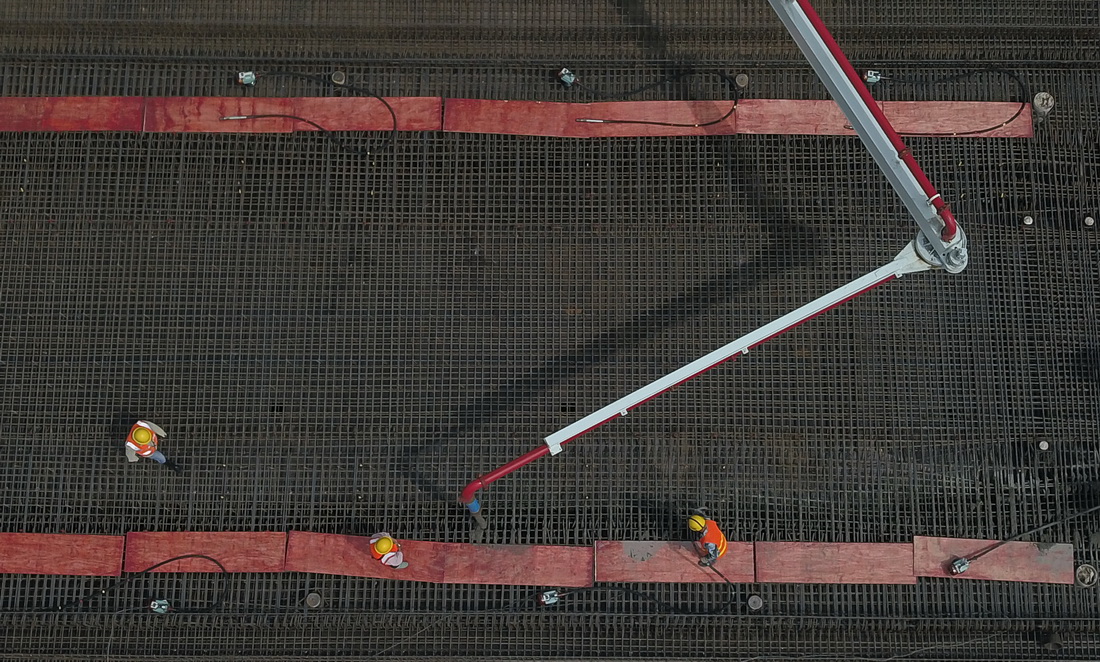 4月13日，工人在進行首榀箱梁澆筑施工（無人機照片）。