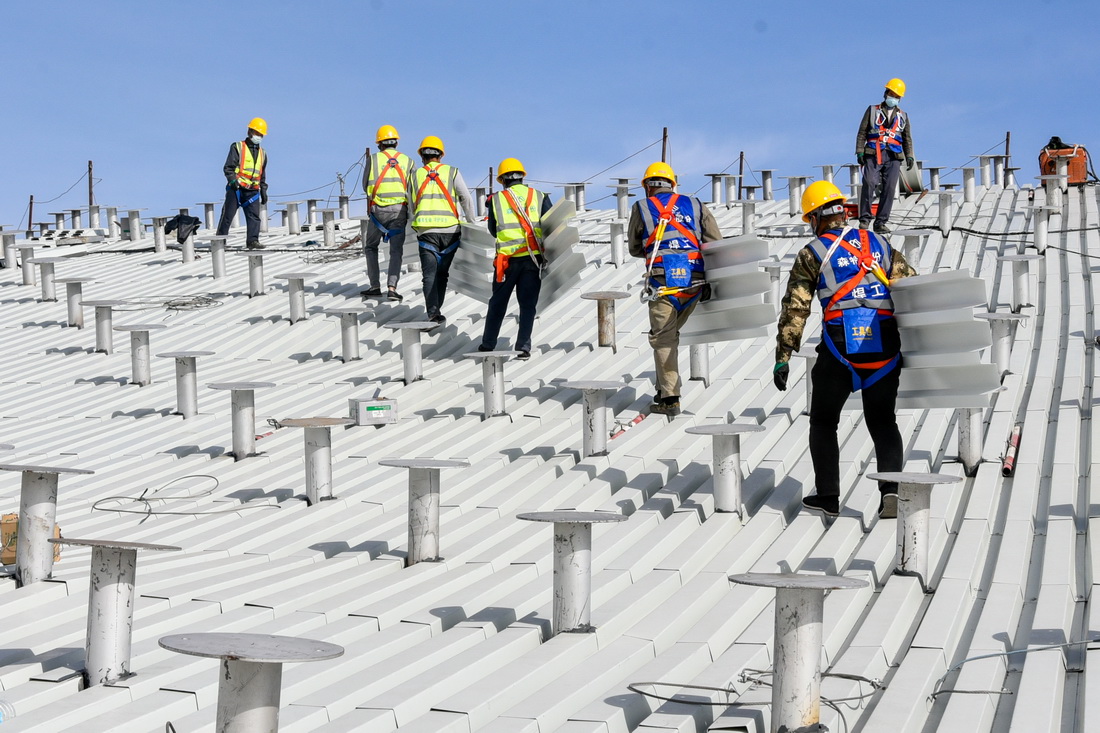 4月13日，在烏魯木齊機場改擴建項目施工現場，施工人員進行航站樓屋面頂板安裝工作。