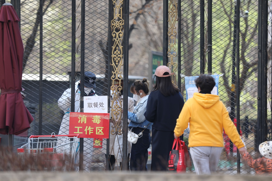 4月13日，在沈阳市和平区一小区，物业工作人员对市民进出小区查验健康码。新华社记者 杨青 摄