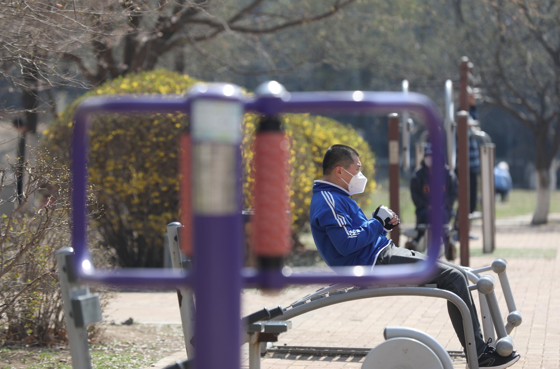 4月13日，市民在沈陽市和平區一公園內健身。新華社記者 楊青 攝