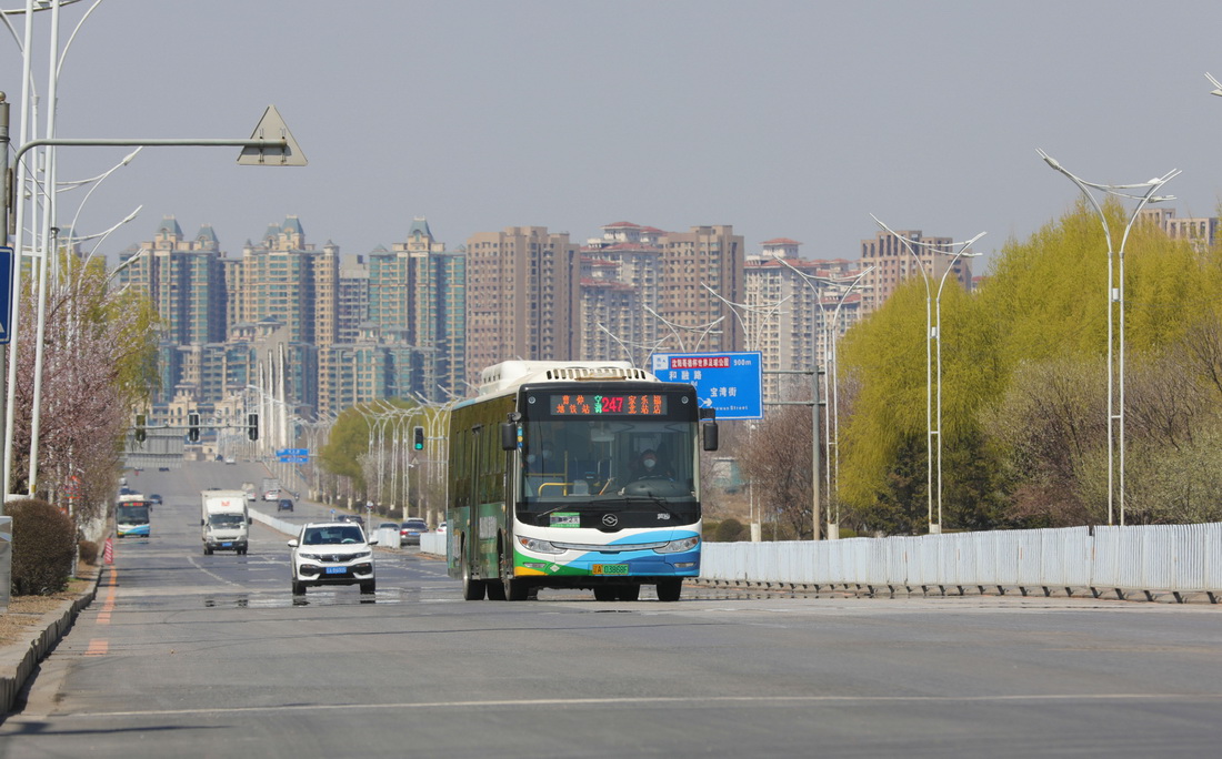 4月13日，在沈陽市和平區，恢復運行的公交車在道路上行駛。新華社記者 楊青 攝
