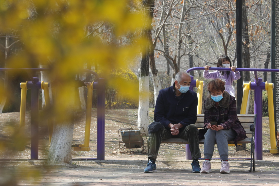 4月13日，市民在沈陽市和平區一公園內休閑。新華社記者 楊青 攝