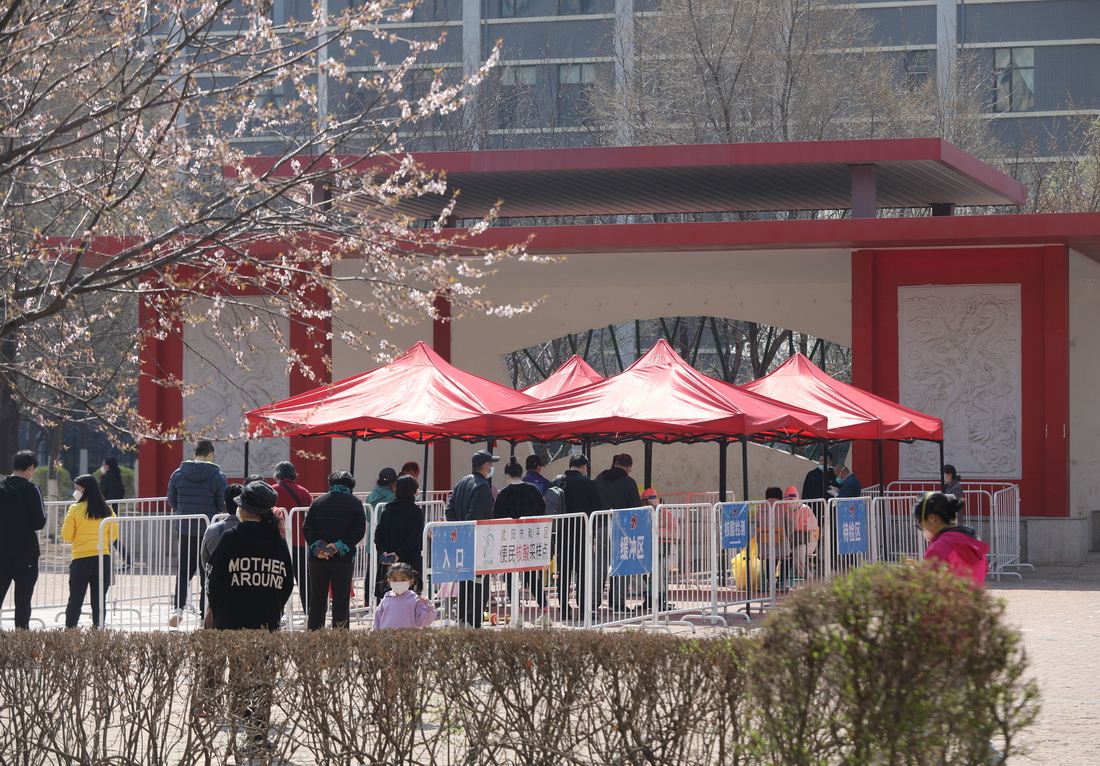 4月13日，在沈陽市和平區一公園內，市民進行常態化核酸檢測採樣。新華社記者 楊青 攝