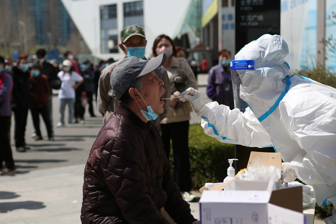 4月13日，市民在沈陽市的一處便民核酸檢測點進行核酸採樣。新華社記者 王乙杰 攝