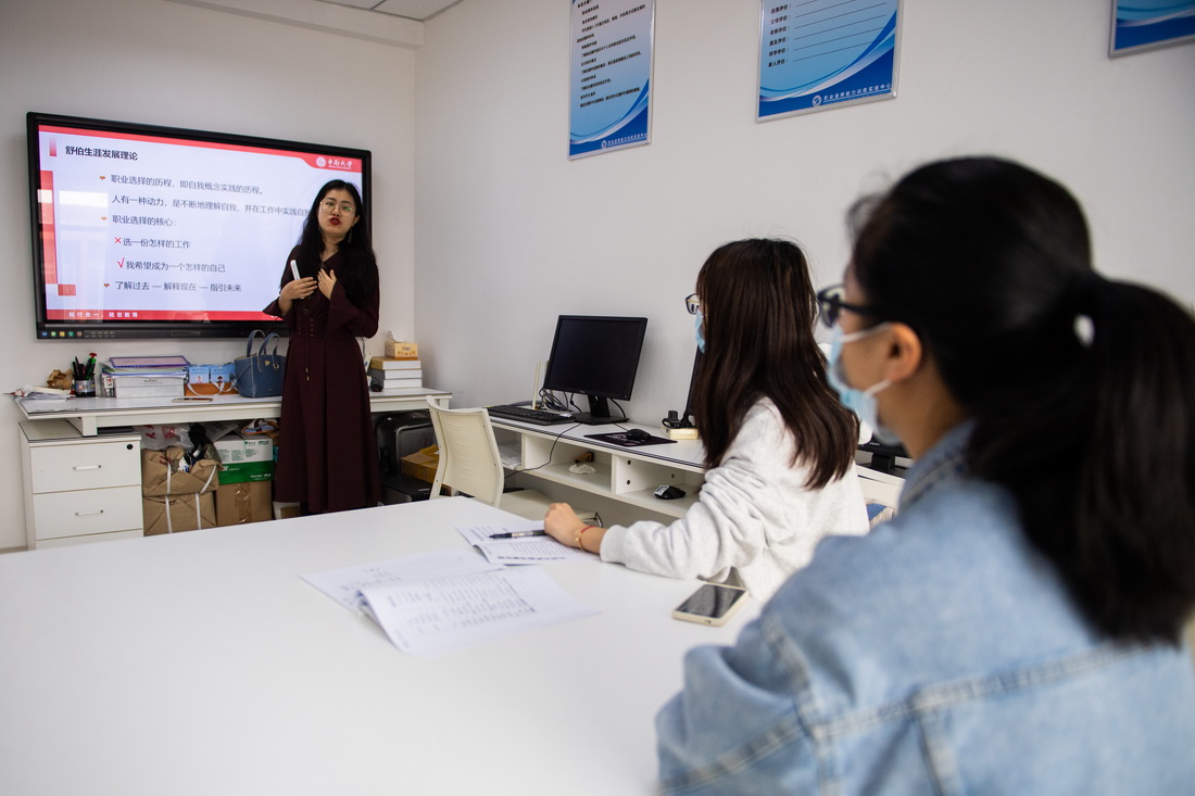 4月14日，在湖南長沙中南大學就業指導中心，老師（左一）為學生進行面試指導。