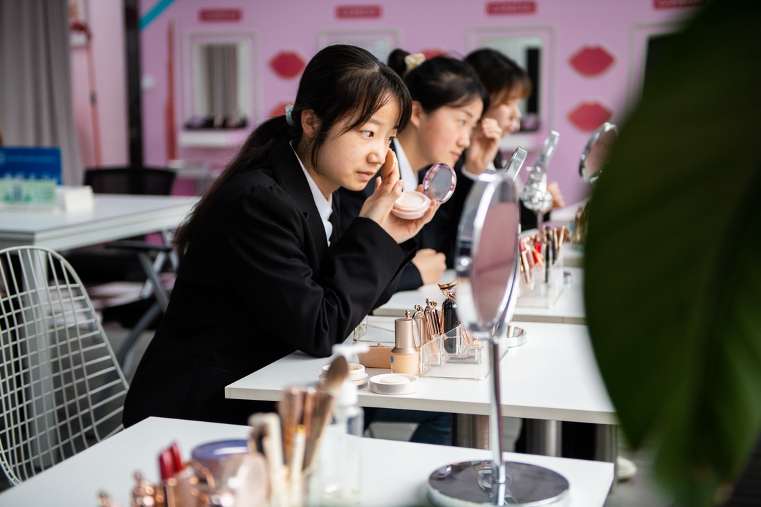 4月14日，在湖南長沙中南大學就業指導中心，學生在面試前化妝。