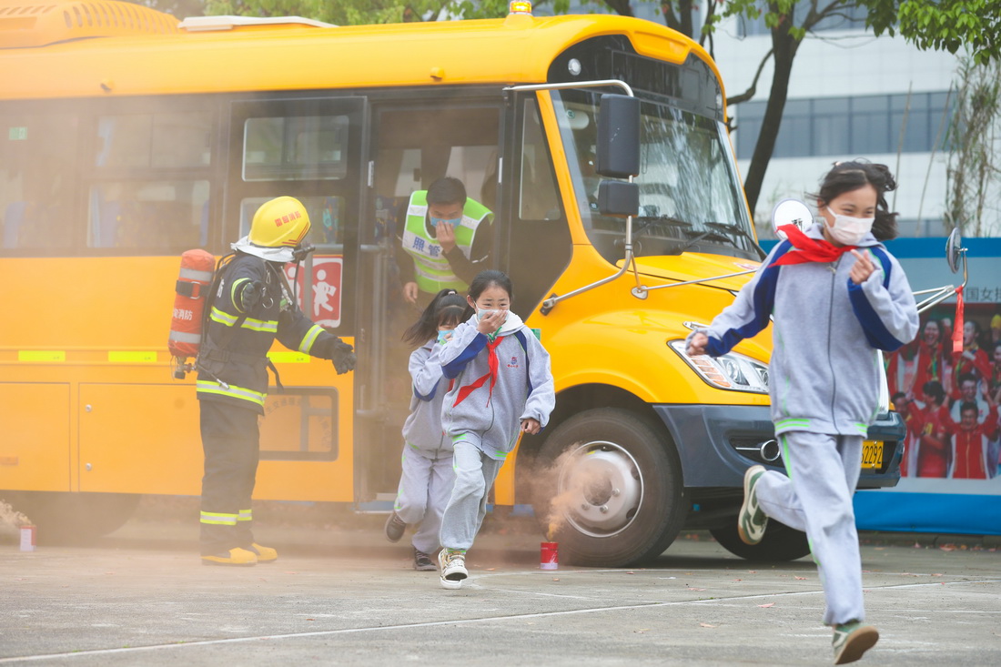 4月14日，在浙江省湖州市德清縣雷甸鎮中心小學通航校區，學生們在消防隊員指導下進行校車應急逃生演練。新華社發（王正 攝）
