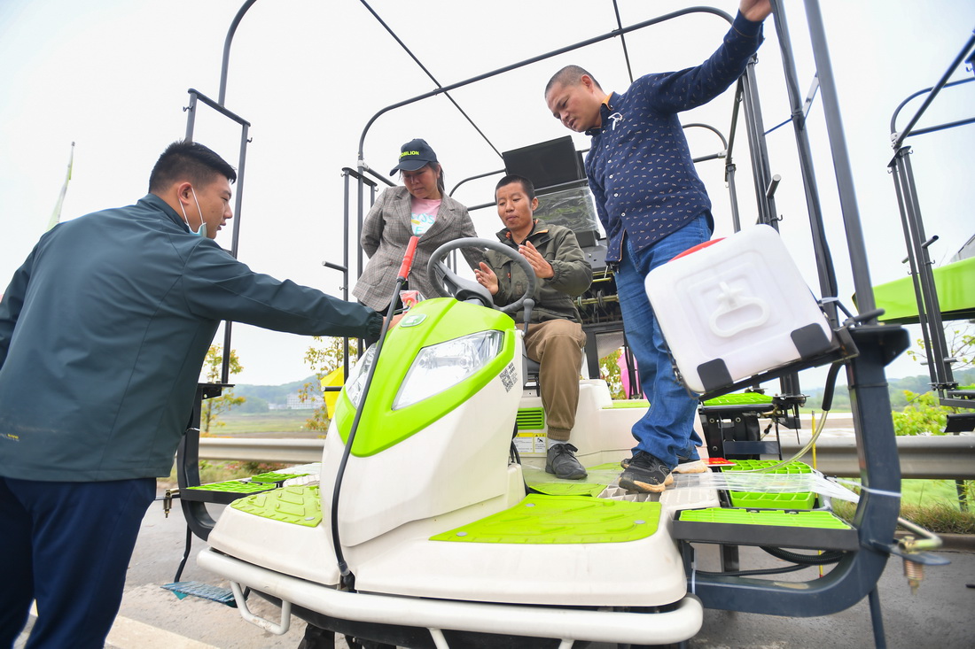 4月14日，在湖南省湘潭市雨湖區鶴嶺鎮，農技服務人員和參賽選手討論農機的使用。