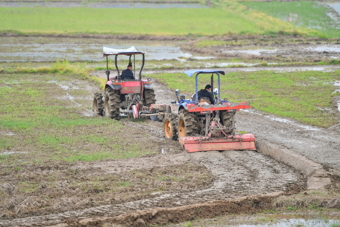 4月14日，在湖南省湘潭市雨湖區鶴嶺鎮，參賽選手駕駛農機進行翻耕作業。