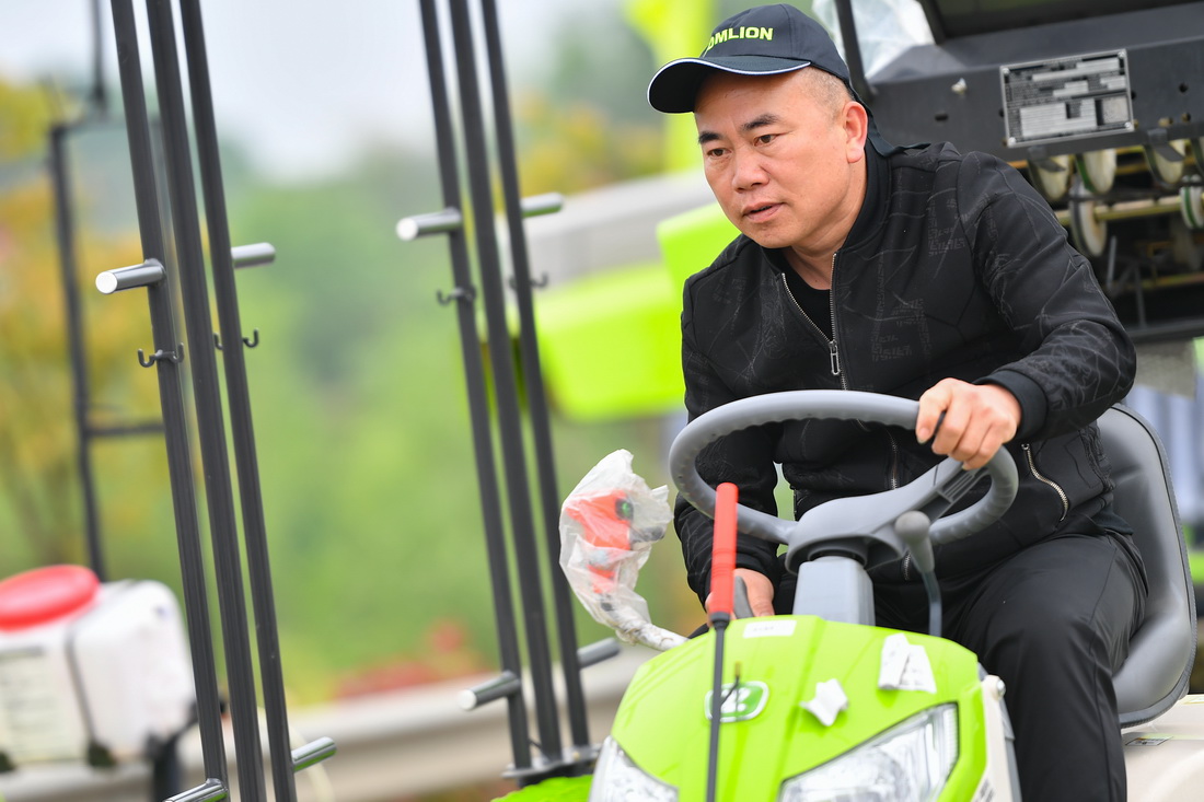4月14日，在湖南省湘潭市雨湖區鶴嶺鎮，參賽選手在練習農機的使用。