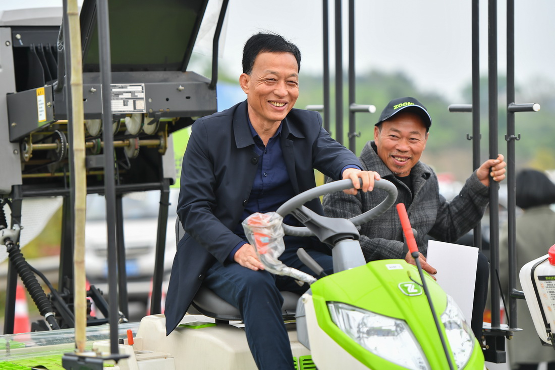 4月14日，在湖南省湘潭市雨湖區鶴嶺鎮，參賽選手接收當地農業部門提供的農機。