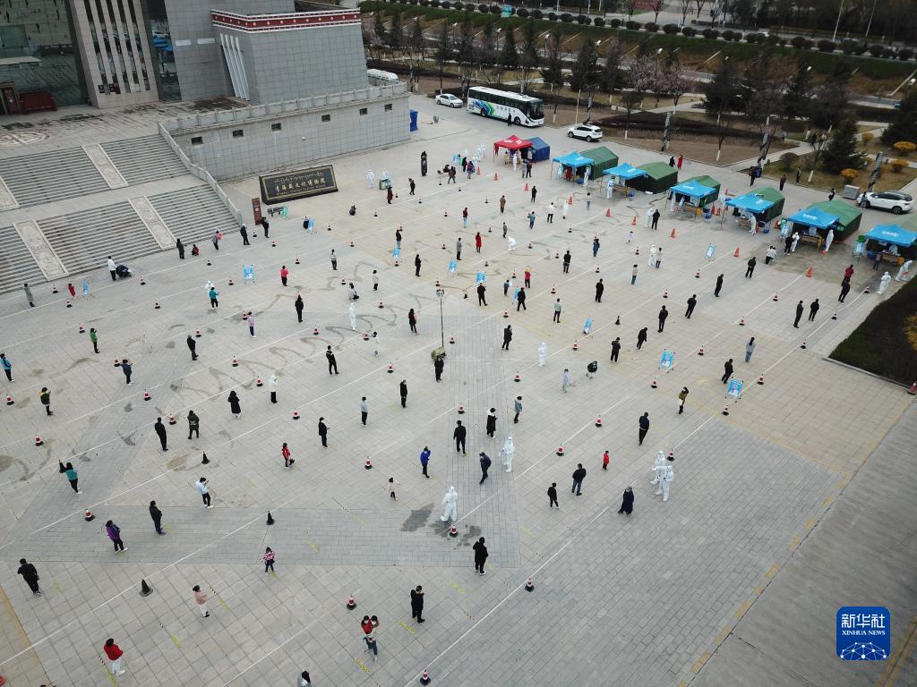 4月15日，市民在西宁市一处核酸检测点排队。新华社记者 范培�| 摄
