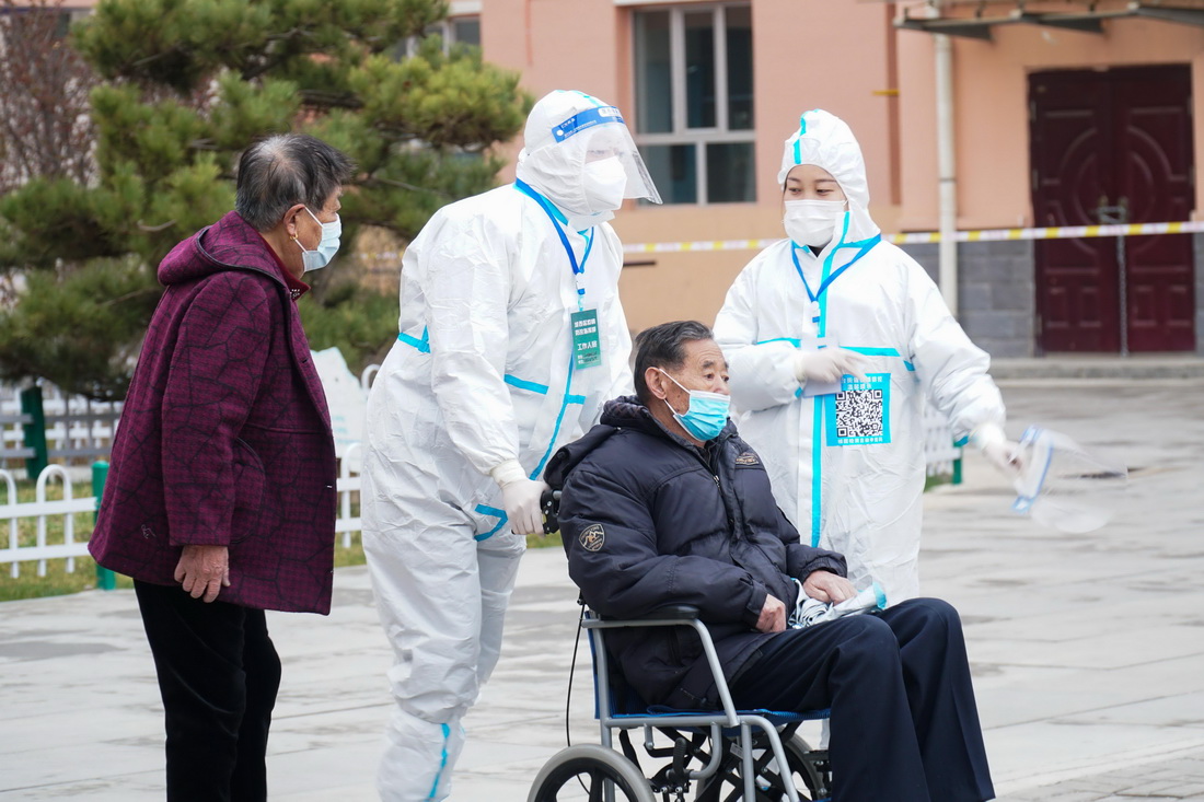 4月15日，在青海省西宁市城西区一处核酸检测采样点，工作人员为行动不便的老人开通“绿色通道”。新华社记者 张子琪 摄