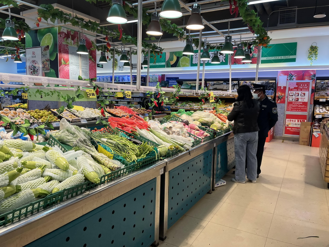 在西宁市一家超市，各种蔬菜供应充足（4月15日摄）。新华社记者 解统强 摄
