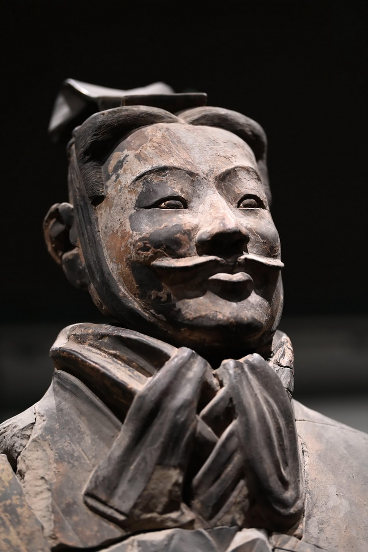 這是陝西考古博物館展出的秦始皇帝陵園陪葬坑出土的文吏俑（4月16日攝）。