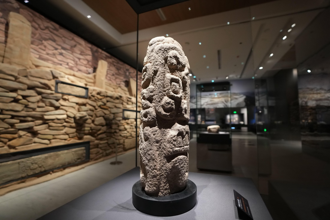 這是陝西考古博物館展出的神木石峁遺址皇城台出土的神面立柱石雕（4月16日攝）。