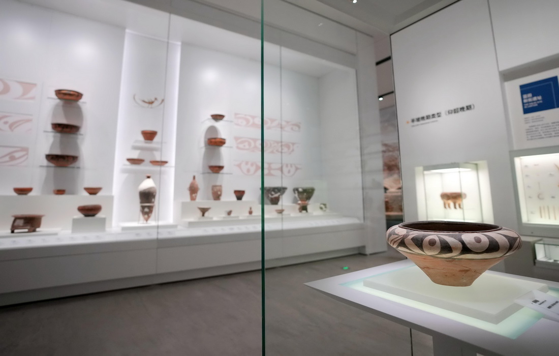 這是陝西考古博物館展出的仰韶時期彩陶瓮（4月16日攝）。