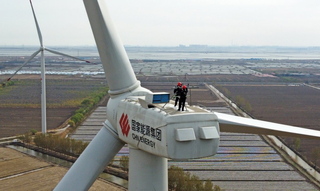 劉彥波和同事胡眾銀對風機進行檢修作業（4月13日攝，無人機照片）。