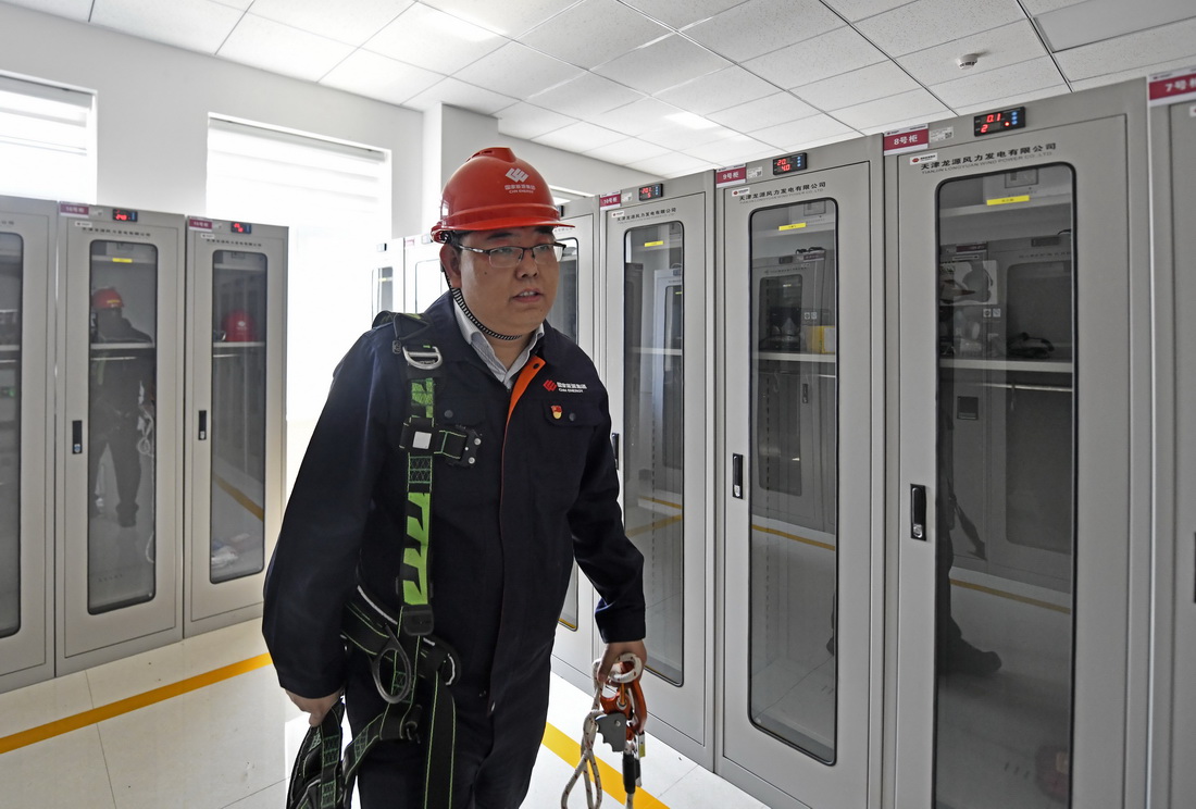 在位于天津市滨海新区的国家能源集团龙源电力汉沽风电场场站内，刘彦波收拾好设备和工具准备出发（4月13日摄）。