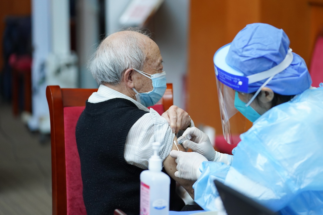4月18日，医护人员为老年人接种新冠疫苗。