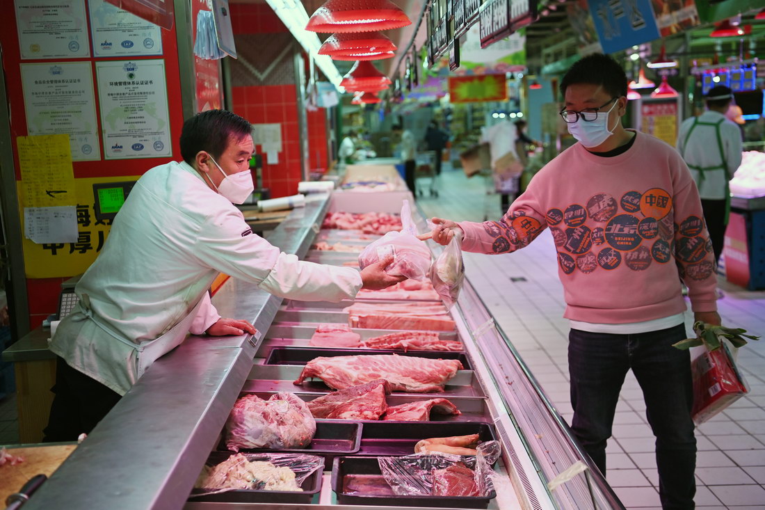 4月18日，在西寧大十字百貨商店有限公司廣場店，市民選購肉類產品。