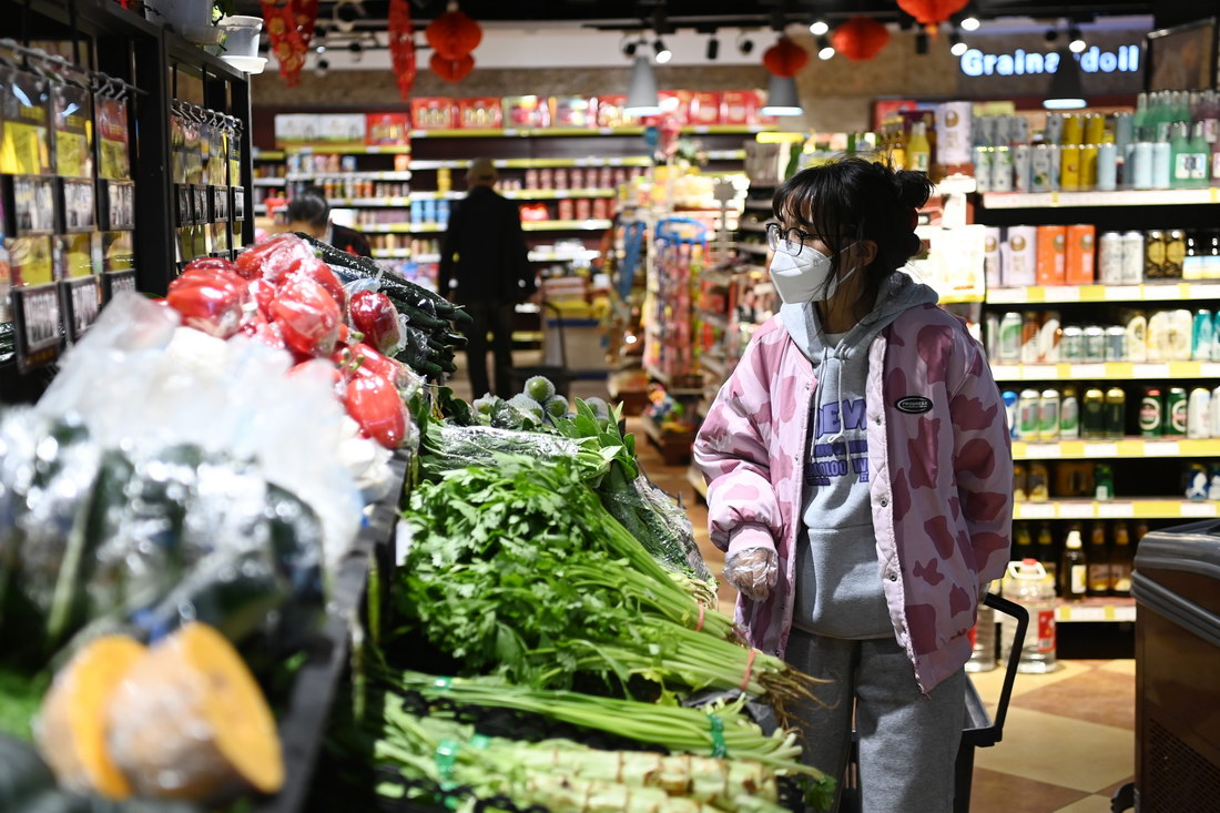 4月18日，在西寧市城西區寧食新心樂連鎖超市海湖店，市民選購蔬菜。