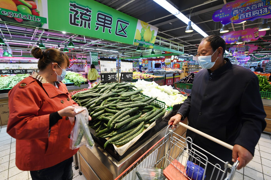 4月18日，在西寧大十字百貨商店有限公司廣場店，市民選購蔬菜。