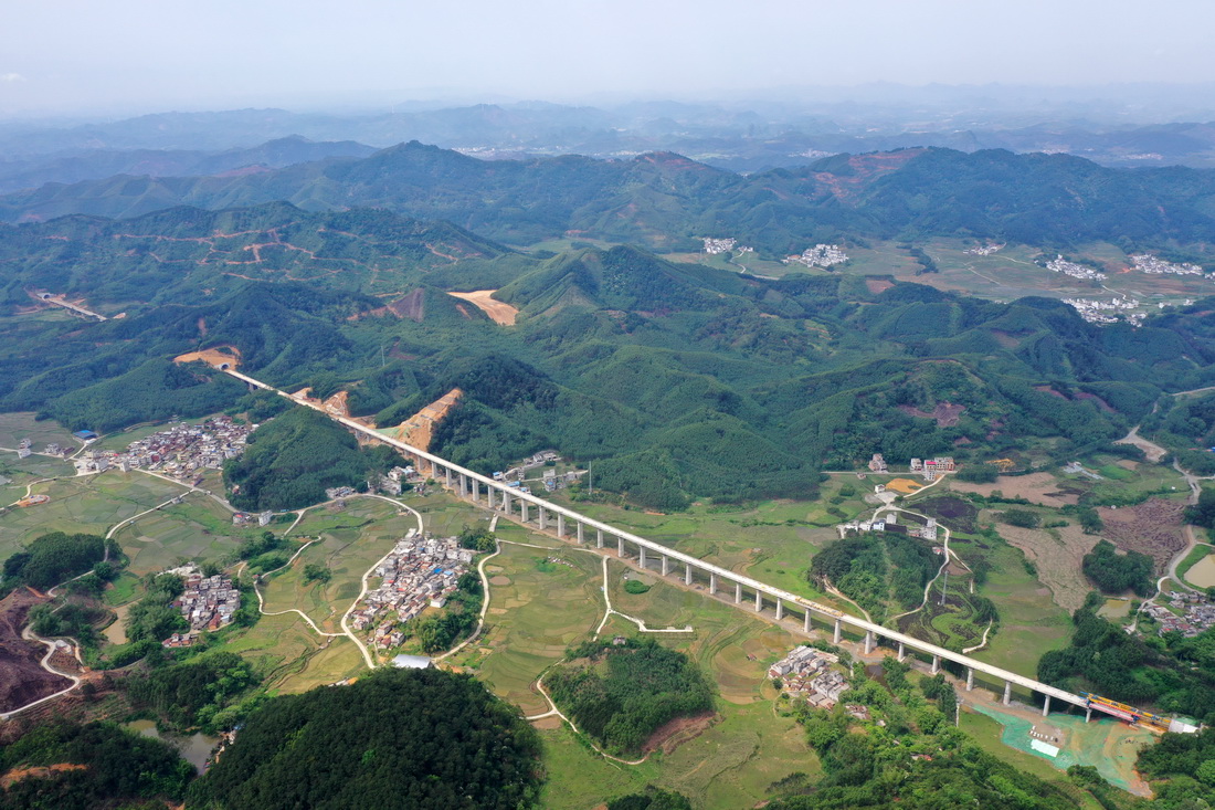 这是位于广西马山县的贵南高铁位升双线特大桥（4月19日摄，无人机照片）。