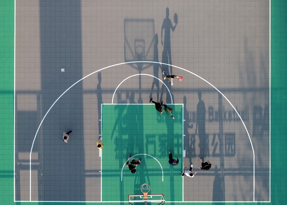 4月19日，市民在石家庄市长安区裕彤国际体育中心西广场篮球公园球场打篮球（无人机照片）。该篮球公园球场利用裕彤国际体育中心停车场修建，占地600余平方米，于2022年4月初投入使用。