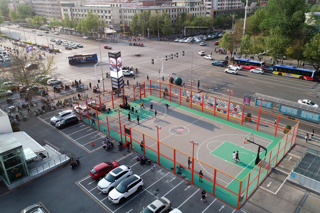 这是4月19日拍摄的石家庄市长安区裕彤国际体育中心西广场篮球公园球场（无人机照片）。该篮球公园球场利用裕彤国际体育中心停车场修建，占地600余平方米，于2022年4月初投入使用。