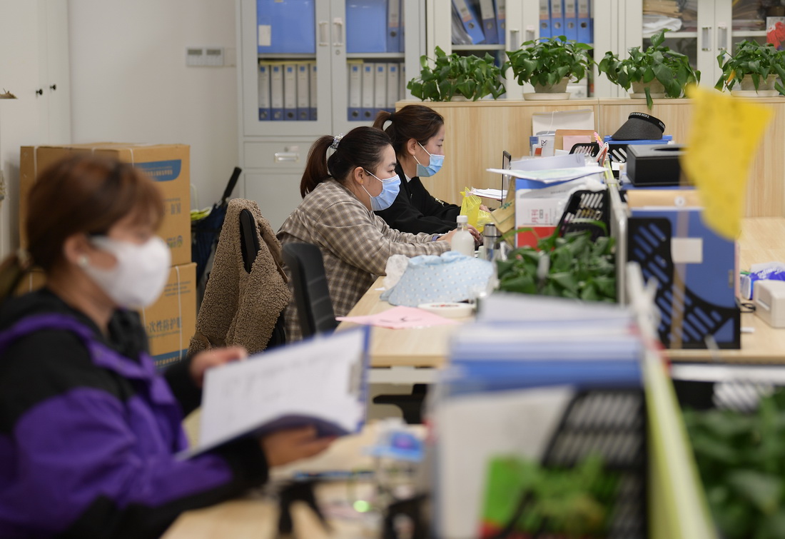 工作人员在办公室忙碌（4月19日摄）。