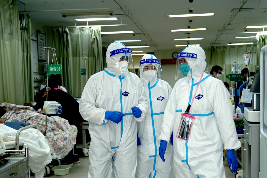 4月20日，在复旦大学附属闵行医院急诊抢救室，急诊科主任孙克玉（左一）和医护人员交流患者情况。