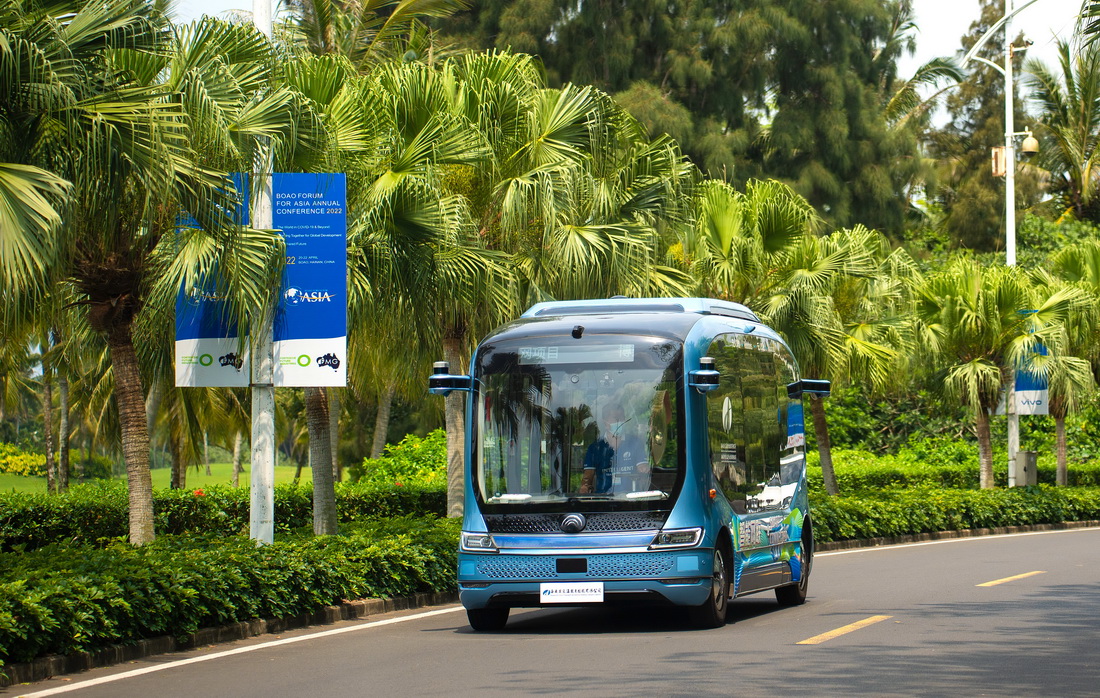 在博鳌亚洲论坛国际会议中心周边投入试运营的新能源自动驾驶小巴（4月16日摄）。新华社发