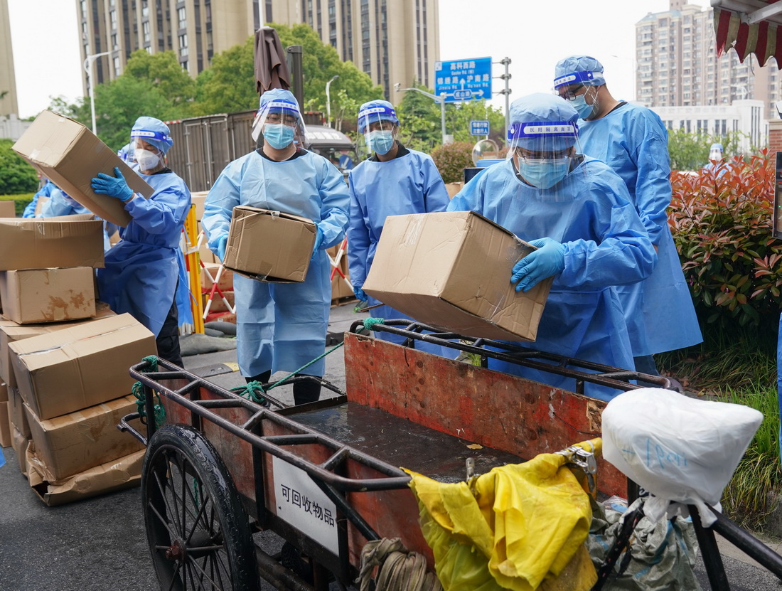 在上海市浦東新區北蔡鎮一處居民區，工作人員將消殺完的物資裝運上三輪車，准備配送給小區居民（4月19日攝）。